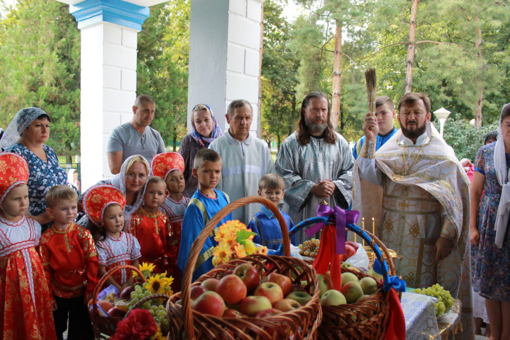 Яблочный спас в церкви